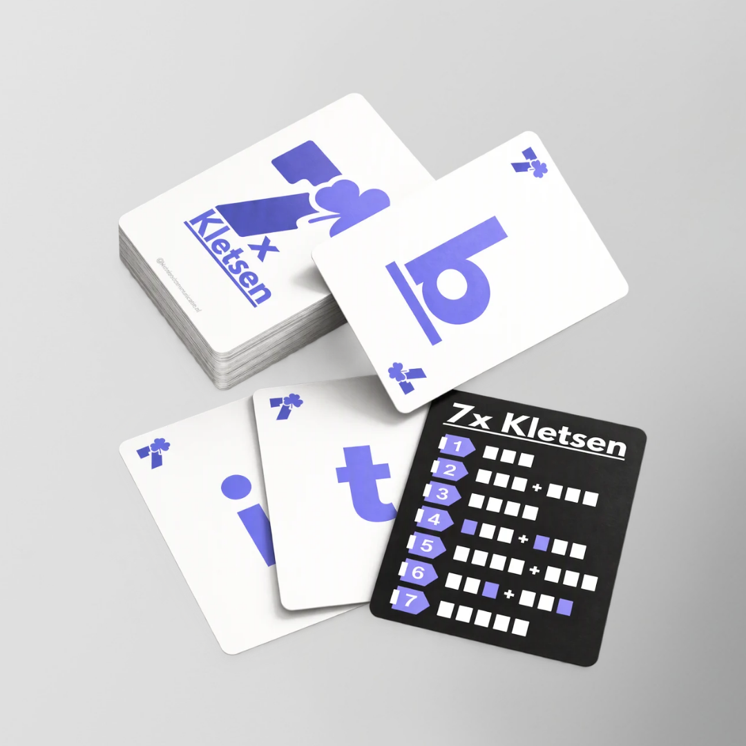 Kleurrijke, overlappende kaarten met spelpictogrammen: waaier, geen symbool, handaanwijzer en +4 op pastelkleurige achtergronden.