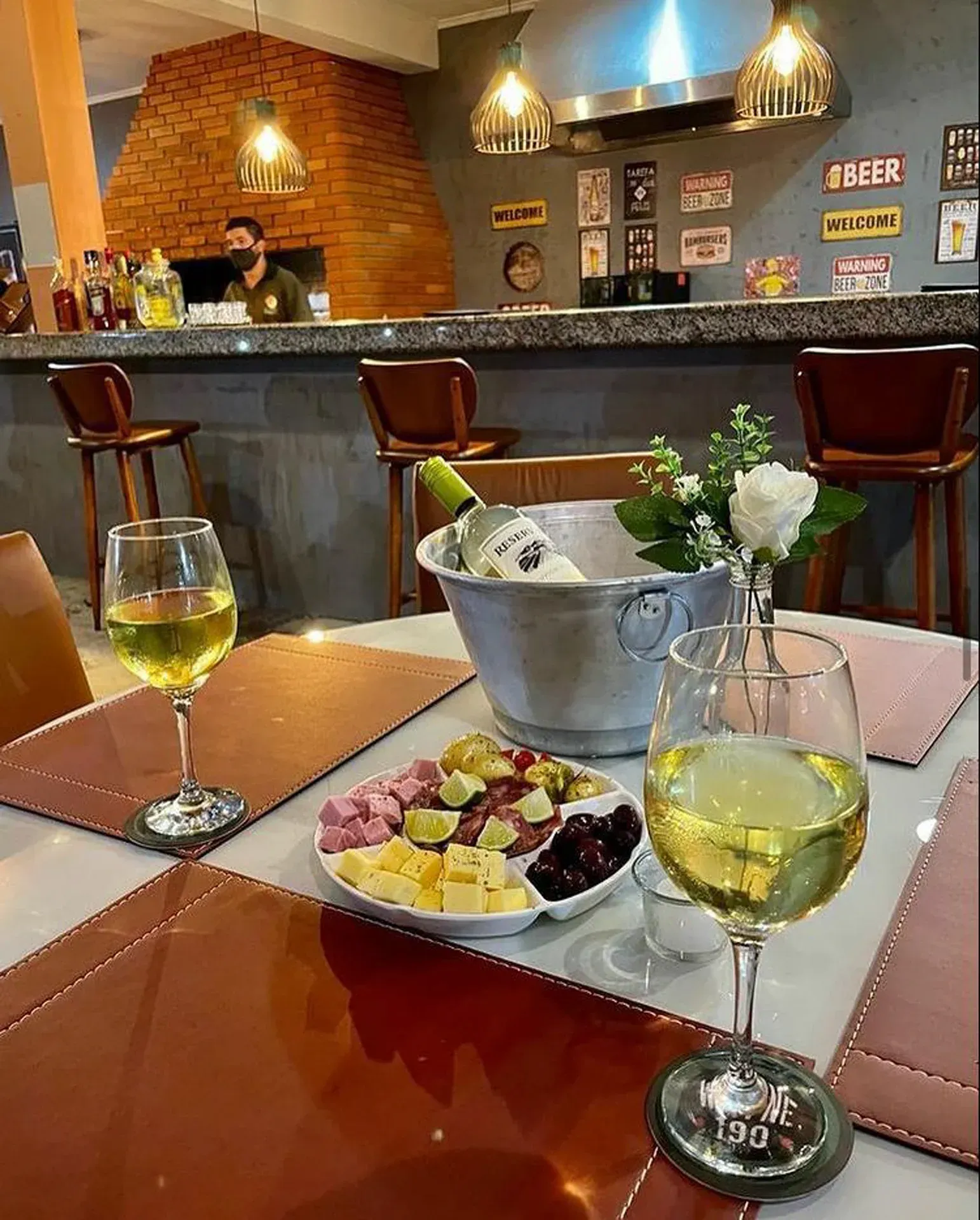 uma mesa com duas taças de vinho e uma garrafa de vinho.