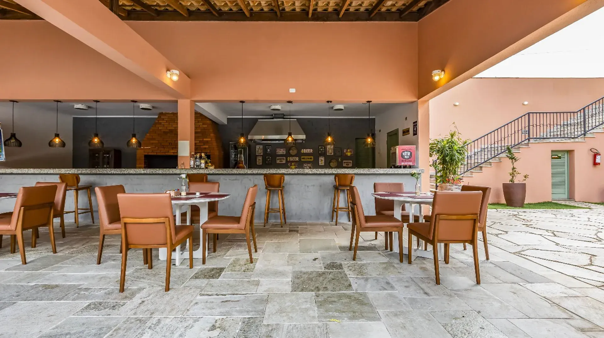 um restaurante com mesas e cadeiras e um bar.