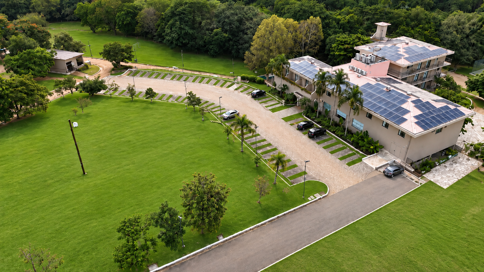 uma vista aérea de uma grande casa cercada por árvores e uma piscina.