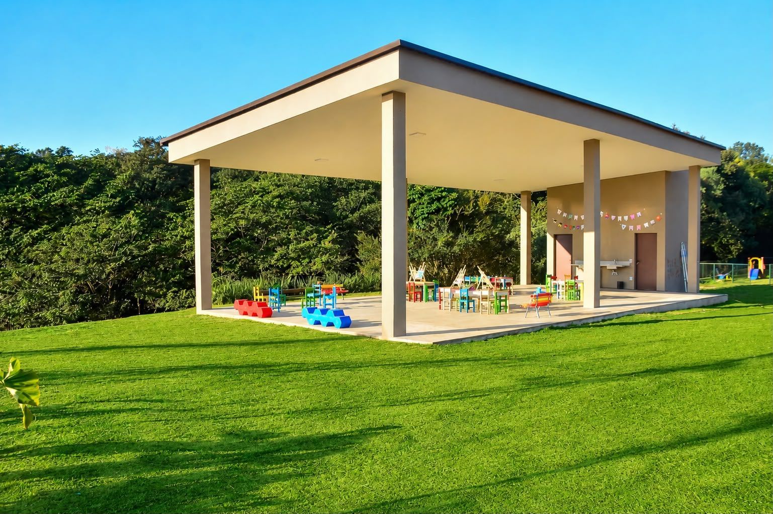 uma rede está pendurada sob uma pérgola em um parque.