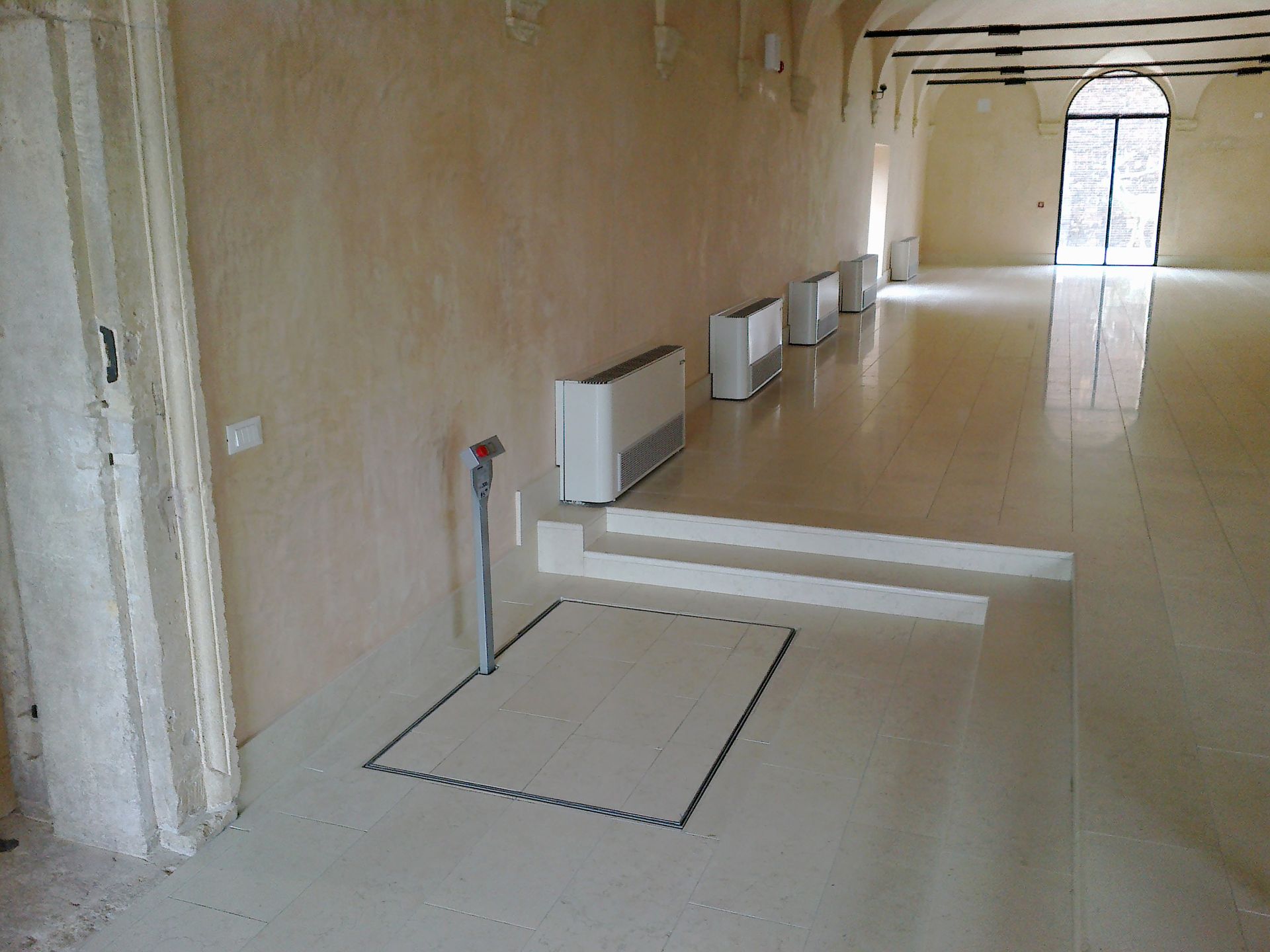 La plate-forme élévatrice pour marches permet de franchir des dénivelés jusqu'à 3 ou 4 marches en toute sécurité et sans aucun encombrement sur l'escalier après utilisation.