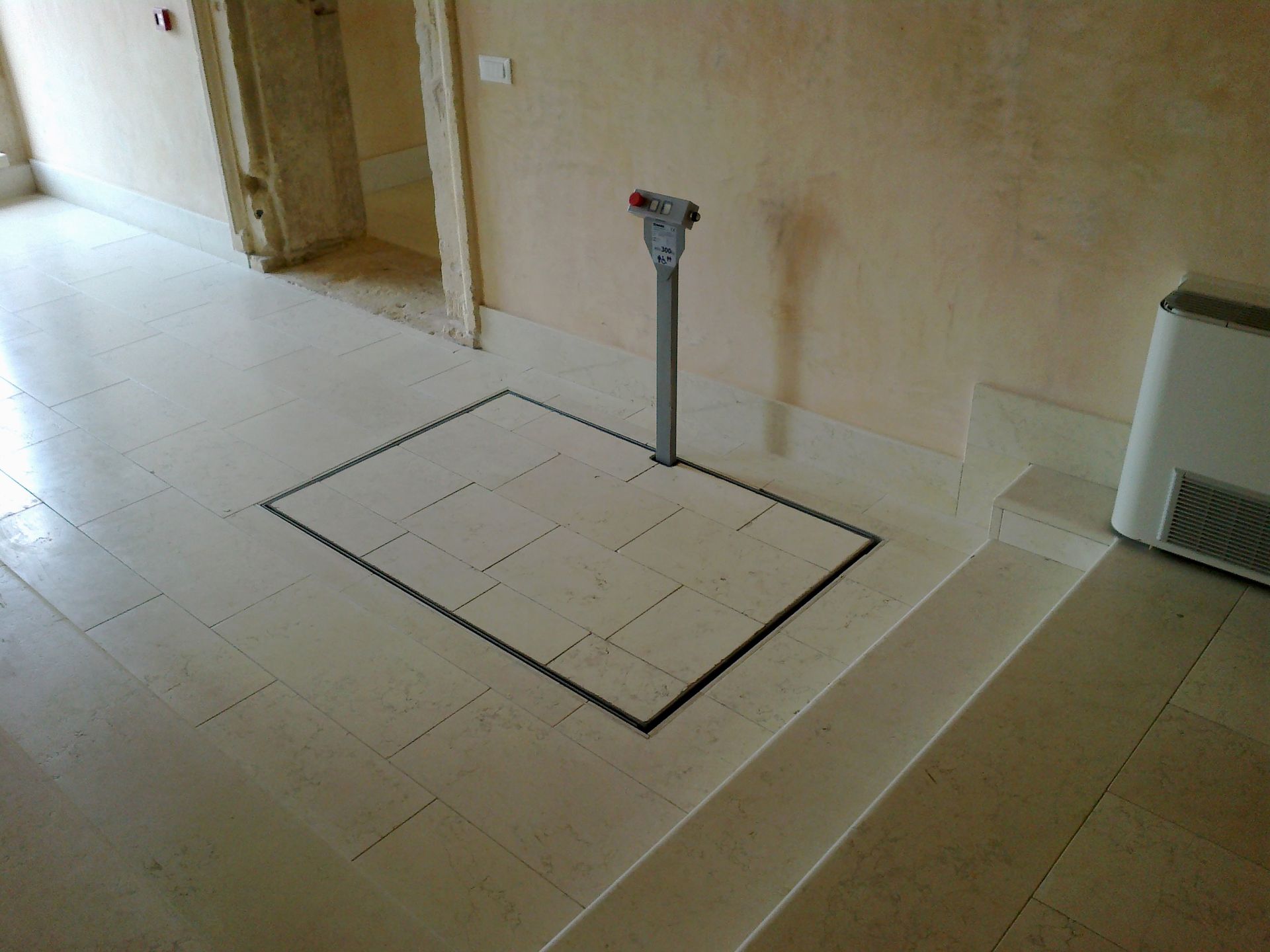 La plate-forme élévatrice pour marches permet de franchir des dénivelés jusqu'à 3 ou 4 marches en toute sécurité et sans aucun encombrement sur l'escalier après utilisation.