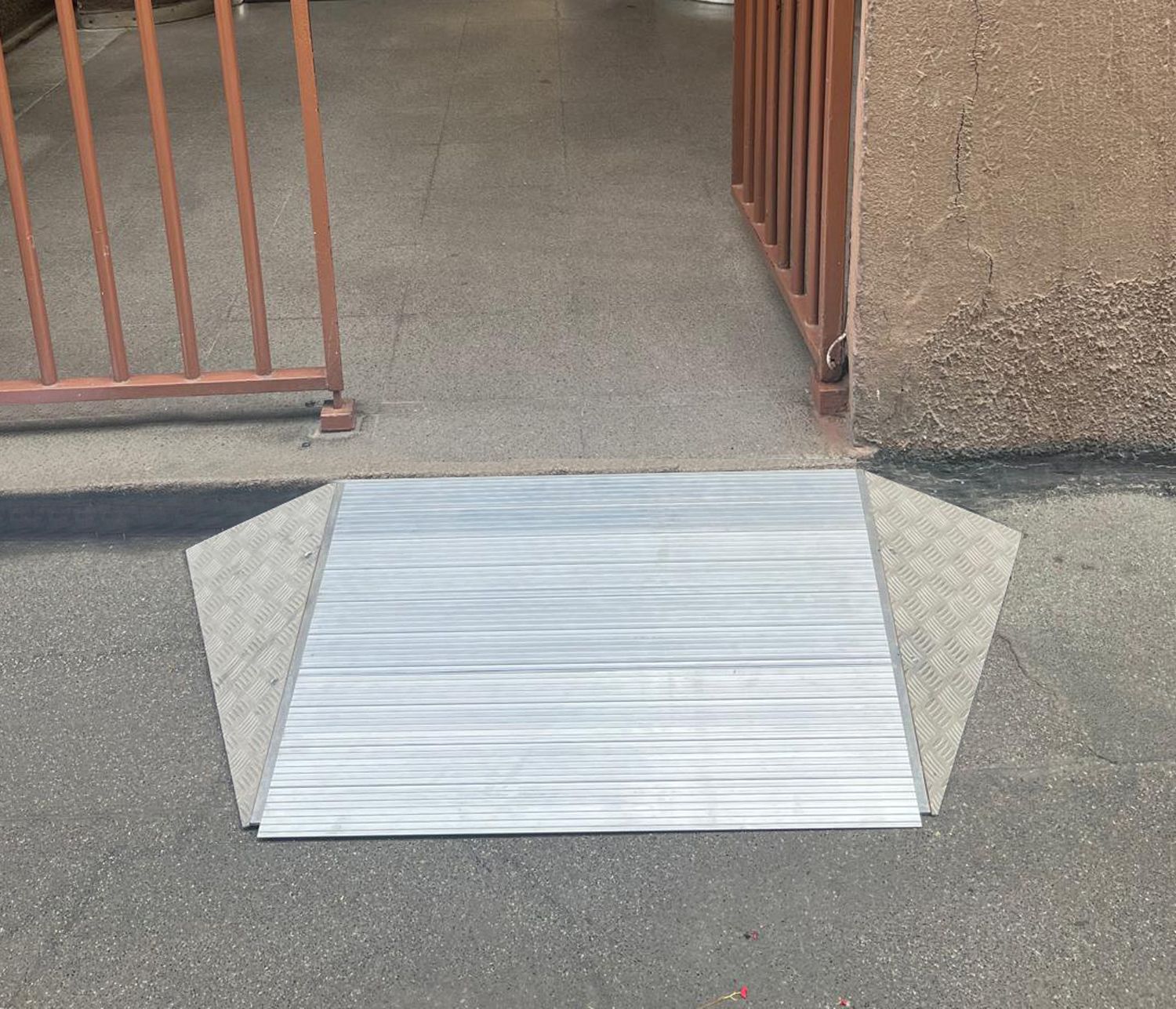 Rampe di accesso fisse o amovibili, ideali per superare i gradini di ingresso