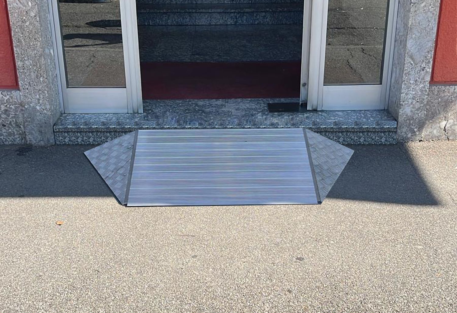 Rampe di accesso fisse o amovibili, ideali per superare i gradini di ingresso
