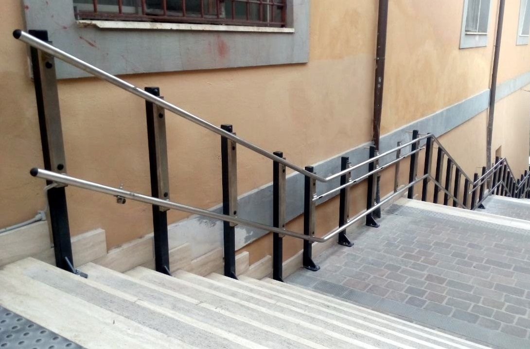 Piattaforma servoscala, sistema pratico per superare le scale anche in sedia a rotelle