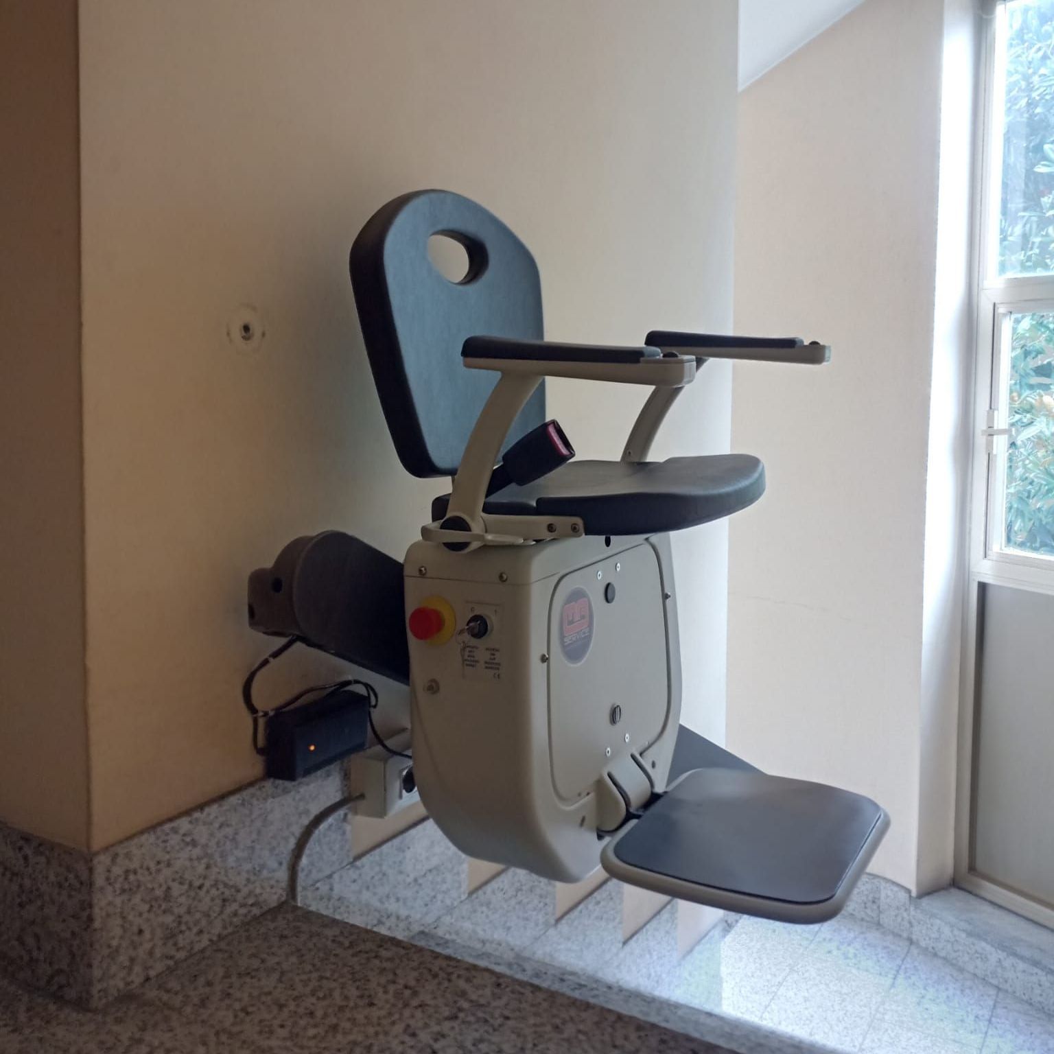 Piattaforma servoscala, la soluzione ideale per essere libero di muoverti sulle scale anche in carrozzella