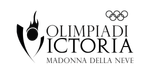 Logo per le Olimpiadi Victoria Madonna della Neve, con testo nero, figure stilizzate e anelli su sfondo bianco