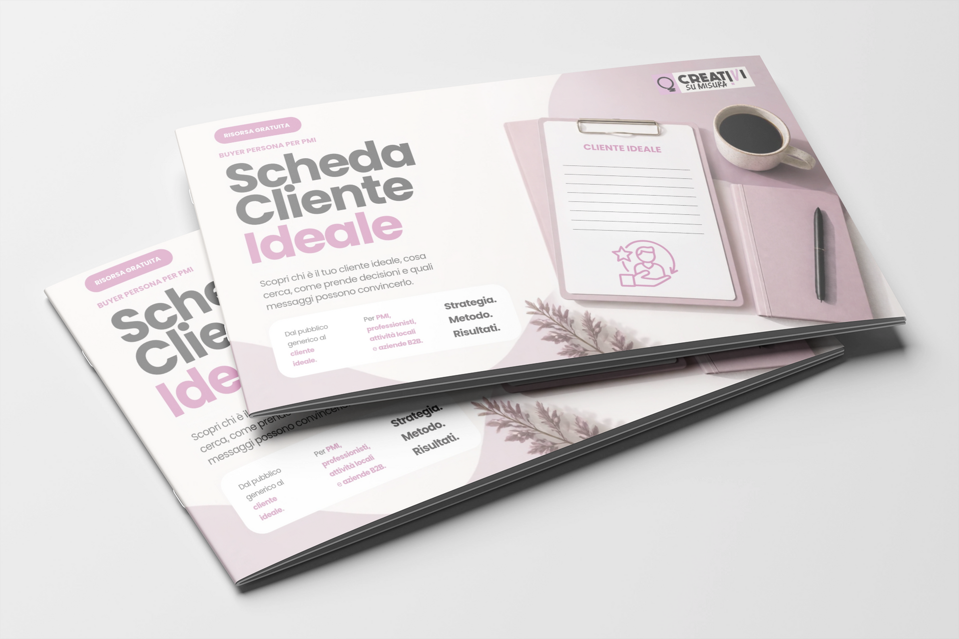 Quaderni planner rosa e penne su sfondo bianco, con la scritta «Scheda cliente ideale» in copertina