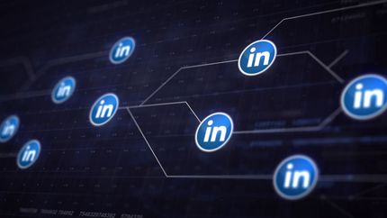 Loghi blu di LinkedIn collegati da linee luminose su uno sfondo scuro con una rete digitale