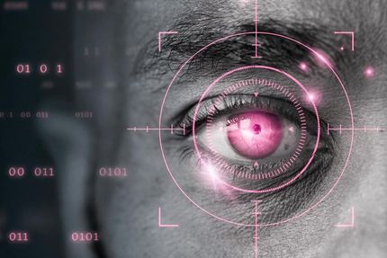 Primo piano di un occhio digitale rosa luminoso, con linee di scansione futuristiche e indicatori HUD
