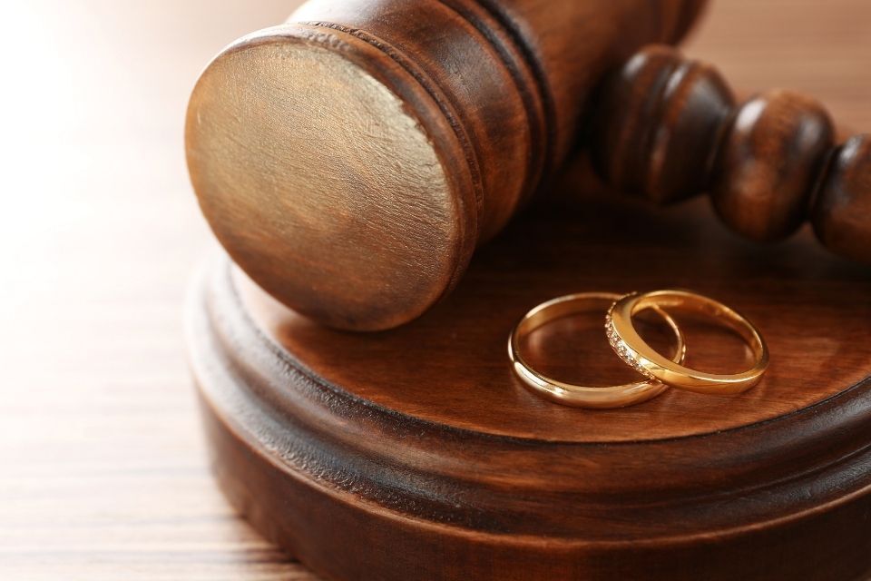 Martello da tribunale e due fedi