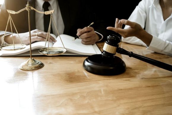 Avvocato prende appunti con cliente