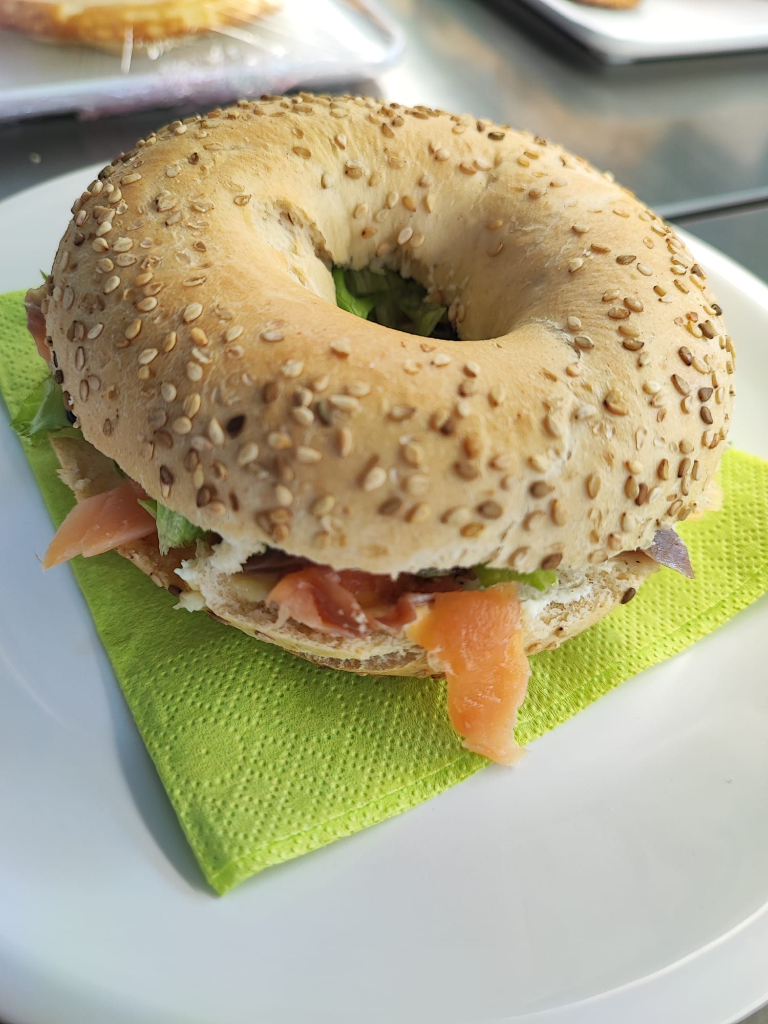 bagle with salmon, cheese and salad