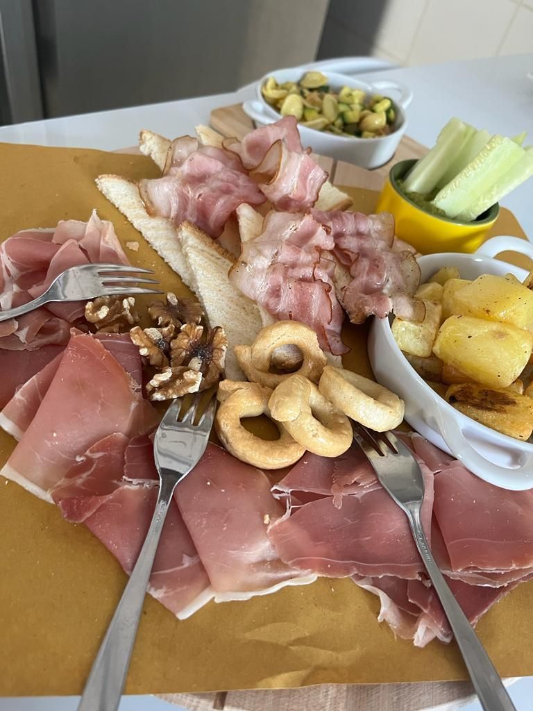 Tagliere salumi, formaggi, taralli