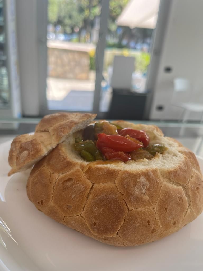 Sandwich stuffed with vegetables