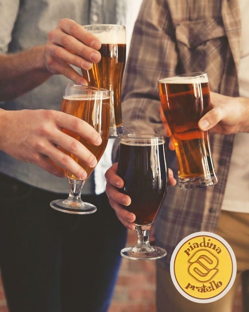 Assortimento di birre e vini con piadine
