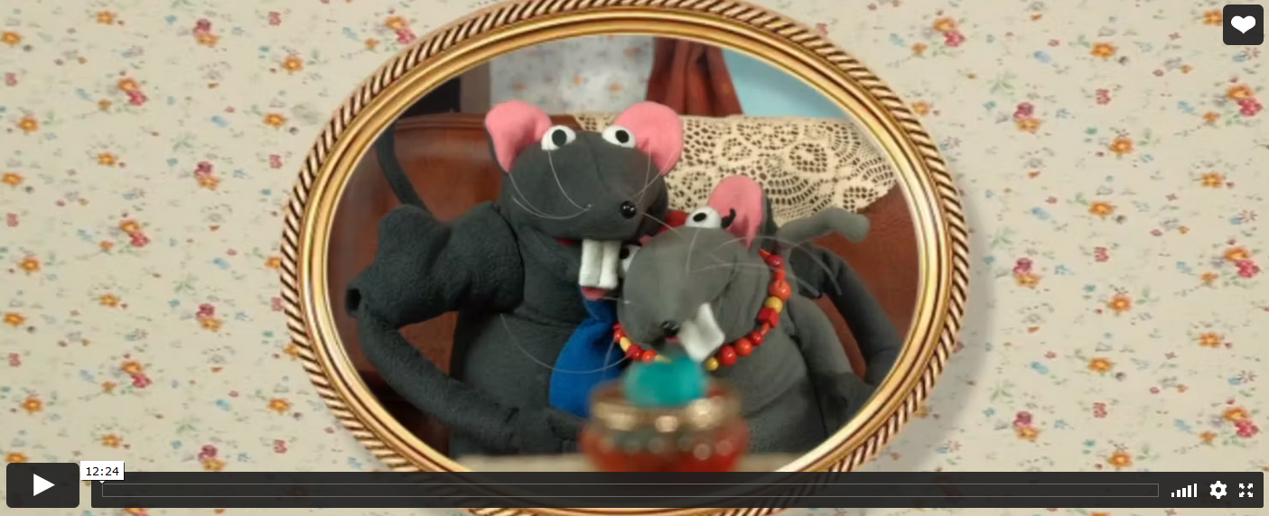 Twee rattenpoppen in een spiegel; de ene in pak met vlinderdas, de andere met een kralenketting.