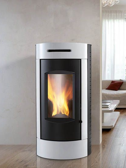 Moderno camino cilindrico bianco e nero con fiamma a vista in un soggiorno minimalista