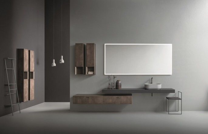 Bagno moderno e minimalista con mobile lavabo sospeso in legno, ampio specchio, pareti grigie e applique a parete.