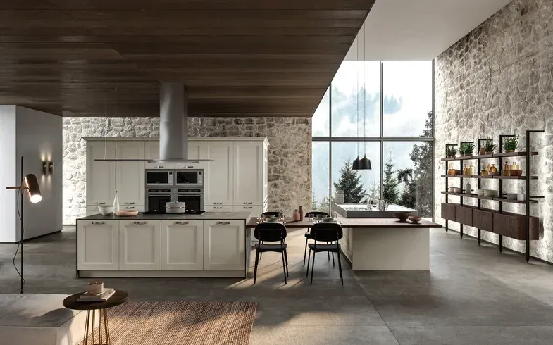 Interni di una cucina moderna con pareti in pietra, soffitto in legno, isola centrale, sedie da pranzo e ampia finestra.