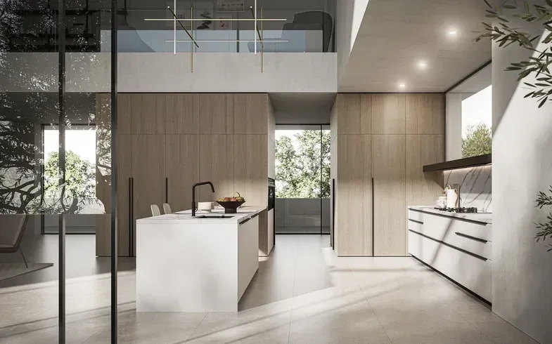 Cucina moderna e minimalista con isola bianca, mobili in legno e ampie finestre che si affacciano sul verde.
