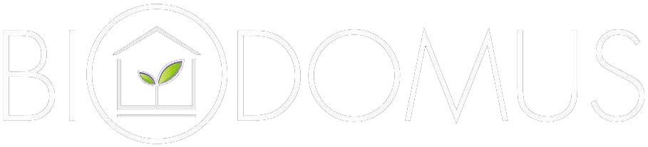Logo minimalista bianco con una foglia verde all'interno di un emblema circolare, che forma la scritta BLOOMUS.