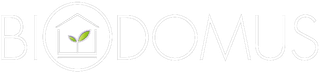 Logo minimalista bianco con una foglia verde all'interno di un emblema circolare, che forma la scritta BLOOMUS.
