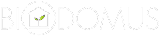 Logo Bloomus con un piccolo germoglio verde all'interno di un emblema circolare stilizzato su sfondo bianco.