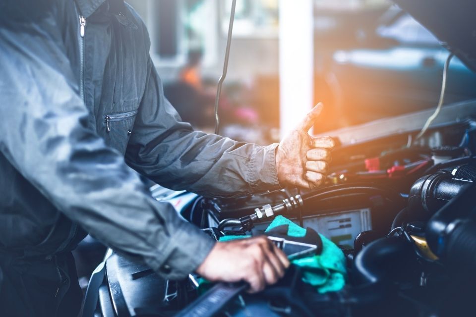 meccanico a lavoro su motore