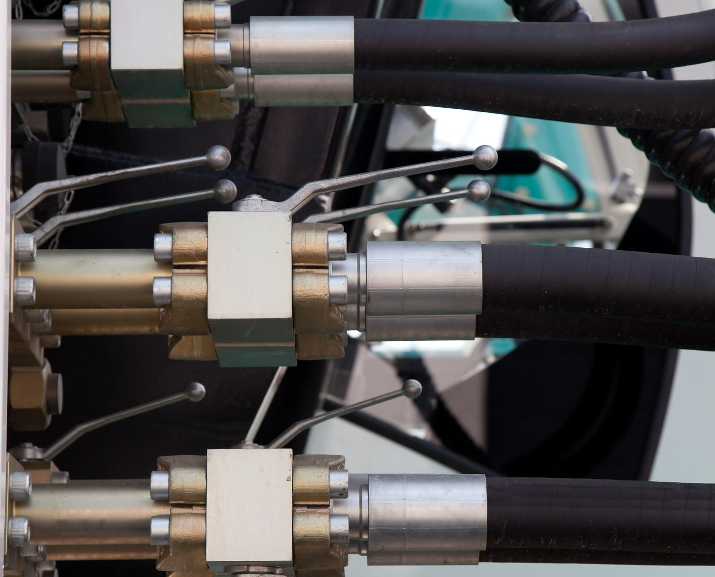 Hydraulic Hose — Brunswick, OH — Quad Fluid Dynamics, Inc. Hydraulic Hose — Brunswick, OH — Quad Fluid Dynamics, Inc.
