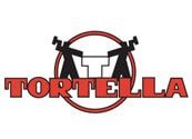 Logo Tortella con testo rosso e due figure che tengono un tavolo all'interno di un cerchio rosso.