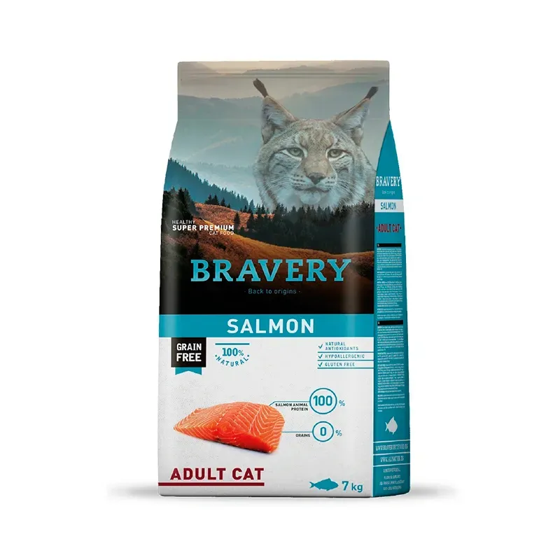 Bolsa de comida para gatos adultos BRAVERY de salmón con ilustración de un gato en un paquete azul y blanco.