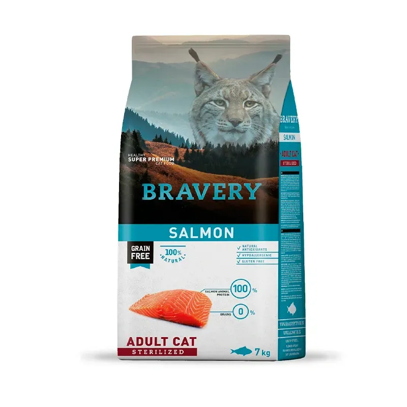 Bolsa de comida para gatos adultos Bravery Salmon con ilustración de gato en un paquete de color verde azulado y rojo.