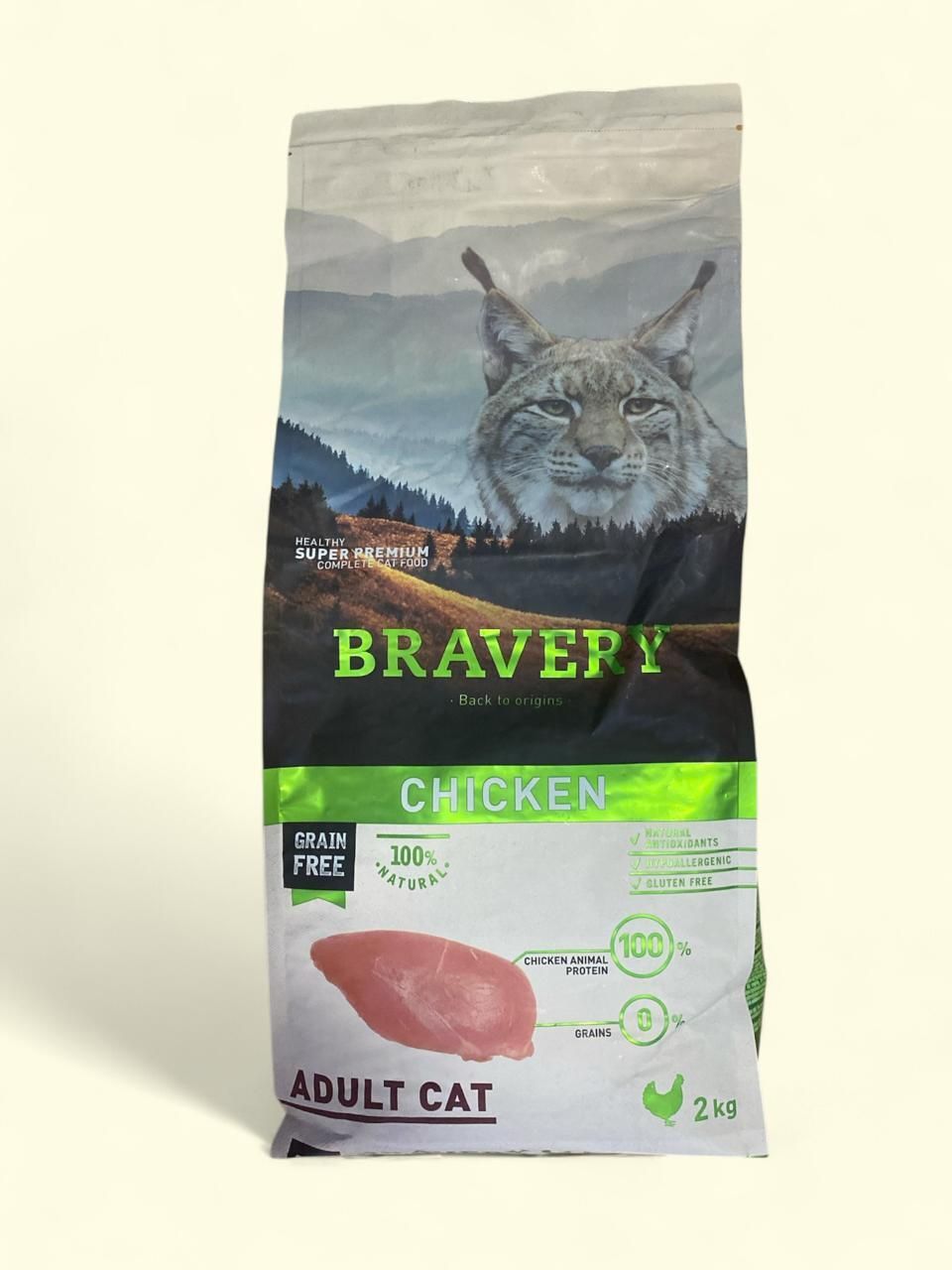 Bolsa de comida para gatos adultos Bravery Chicken con ilustración de un lince sobre fondo blanco.