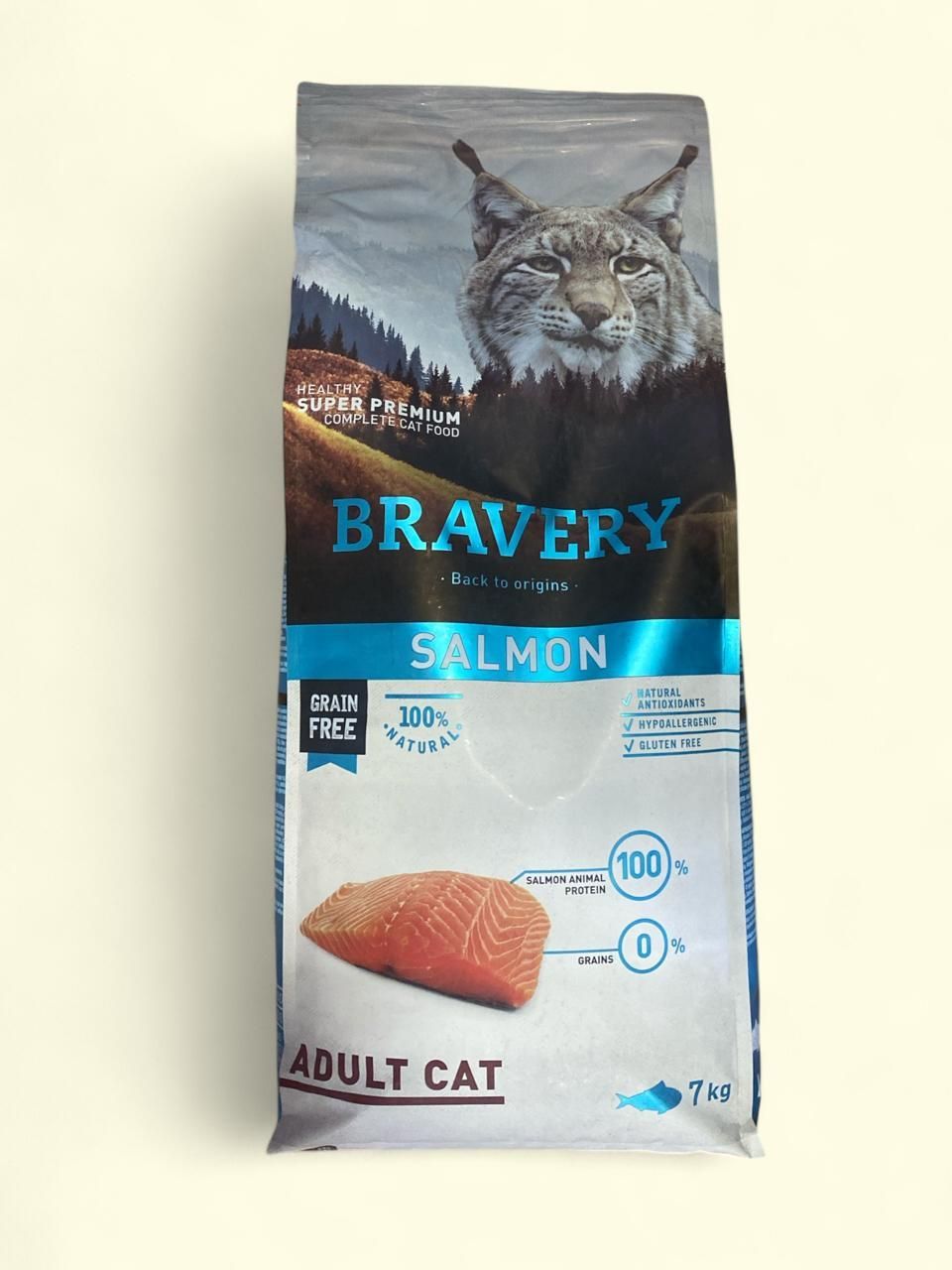 Bolsa de comida para gatos adultos BRAVERY de salmón con ilustración de un gato en un paquete azul y blanco.