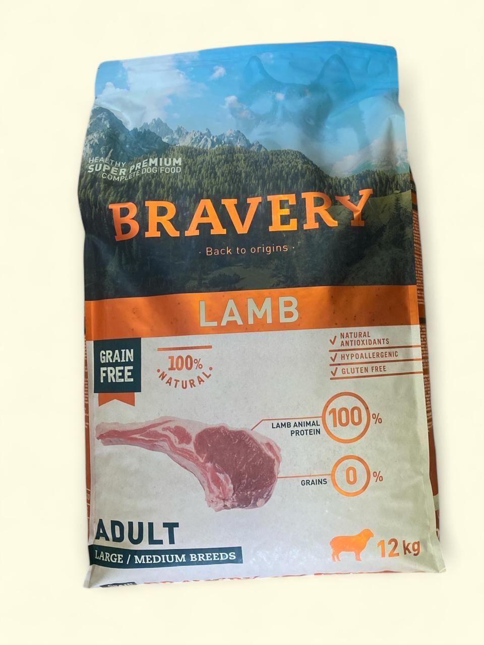 Bolsa de comida para perros adultos Bravery Lamb con envase azul y naranja.