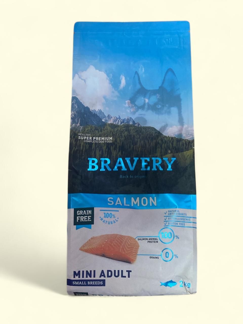 Bolsa azul de comida para perros adultos Bravery Salmon mini sobre fondo claro.
