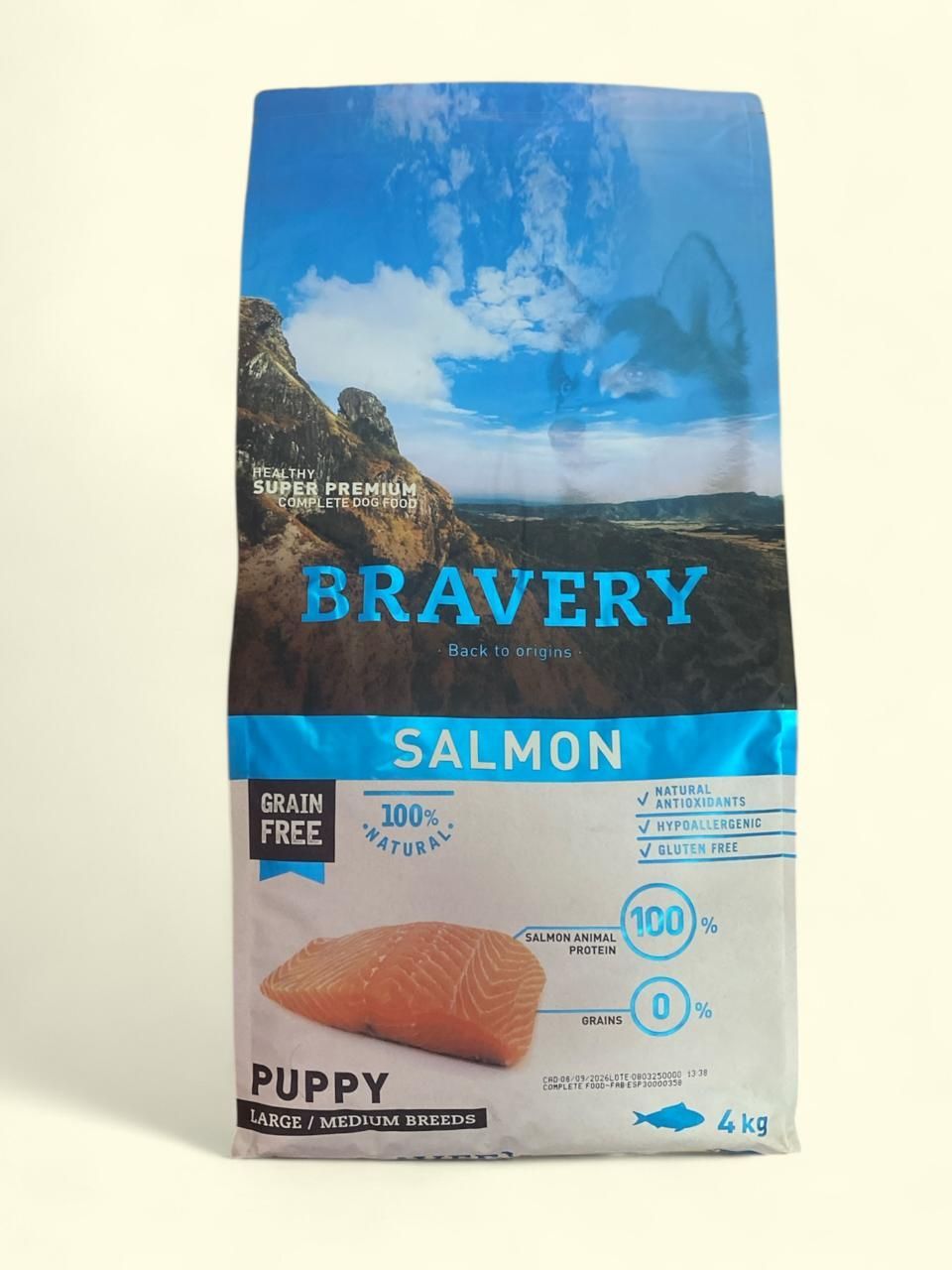 Bolsa azul de comida para cachorros Bravery de salmón con imagen de pez y etiqueta 