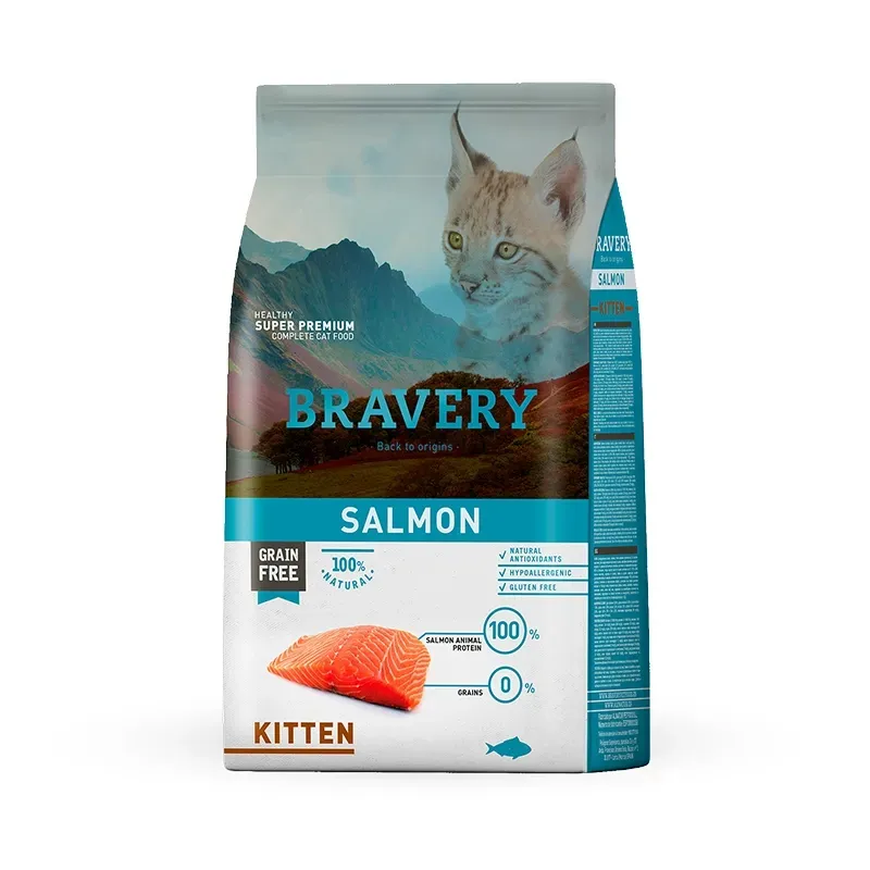 Bolsa de comida seca para gatitos Bravery color salmón con foto de gato y detalles azules.