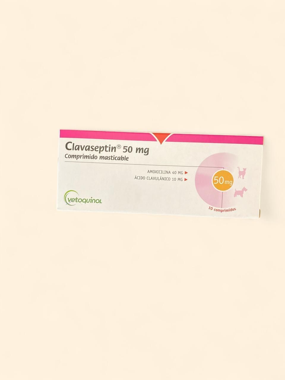 Caja de medicamentos rosa y blanca con la etiqueta clomifeno 50 mg y un logotipo circular naranja.