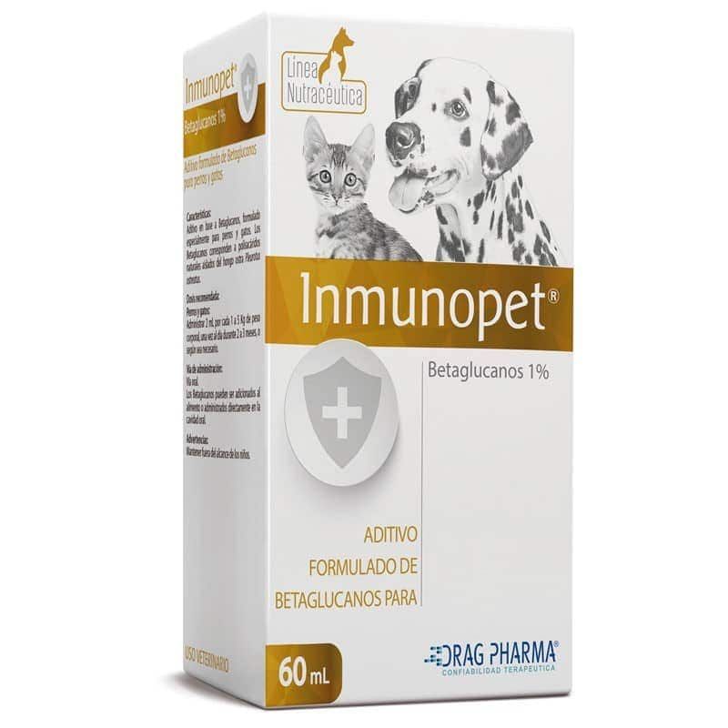Caja de suplemento para mascotas Inmunopet de 60 ml con un gato y un dálmata sobre fondo blanco.