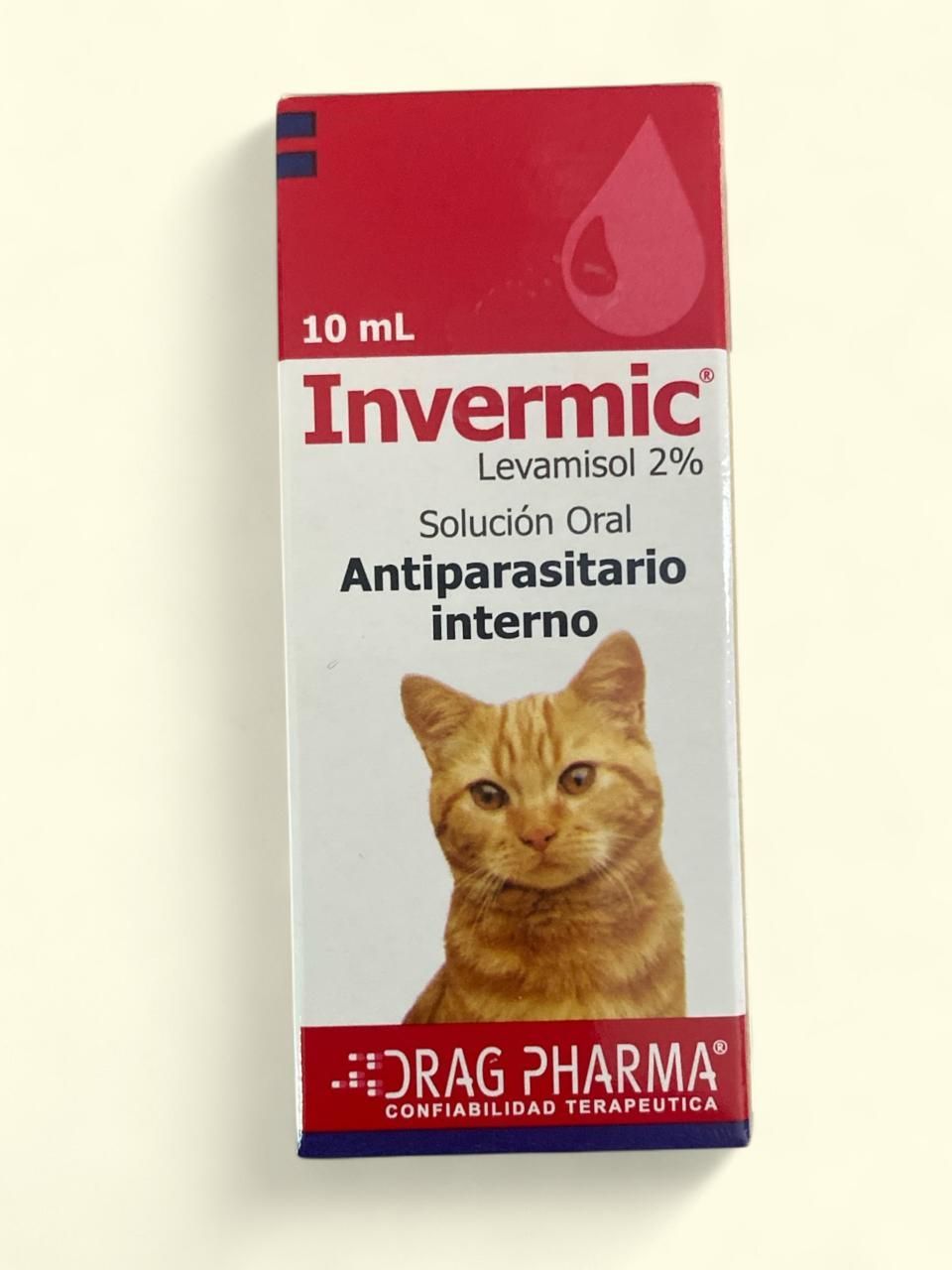 Caja de Invermic de 10 ml, solución oral antiparasitaria para gatos, con foto de gato en el envase rojo y blanco.