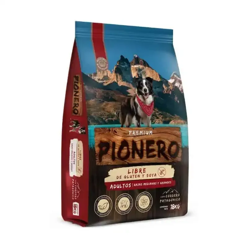 Bolsa de café Piñero roja y azul con etiqueta de montaña y perro sobre fondo blanco.