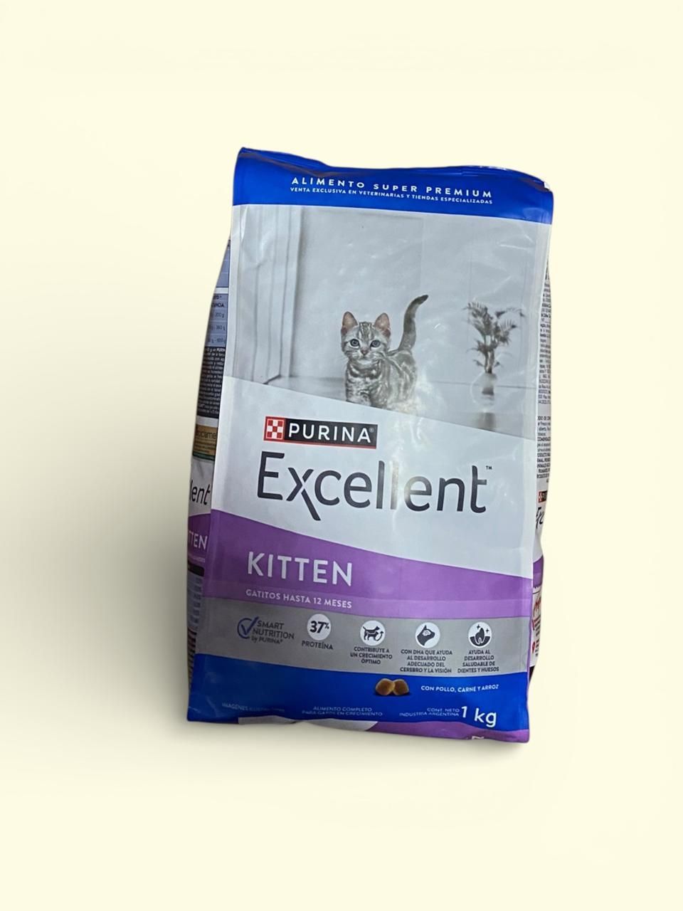 Bolsa de alimento seco para gatitos Purina Excellent con envase azul-morado.