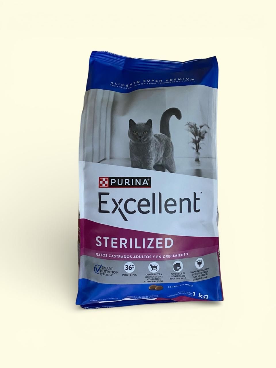 Bolsa de comida esterilizada para gatos Purina Excellent con un gato gris sobre un paquete blanco y azul.