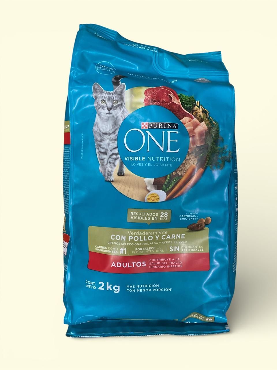 Bolsa turquesa de comida para gatos One con la imagen de un gatito y etiqueta con sabor a salmón.