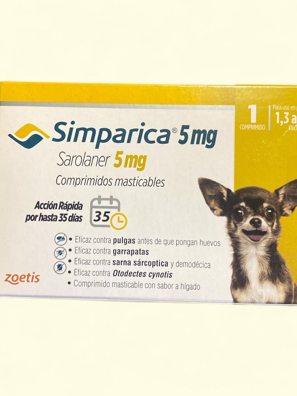 Caja de tratamiento antipulgas y garrapatas para perros Simparica 5 mg, amarilla y blanca, con la foto de un perro pequeño.
