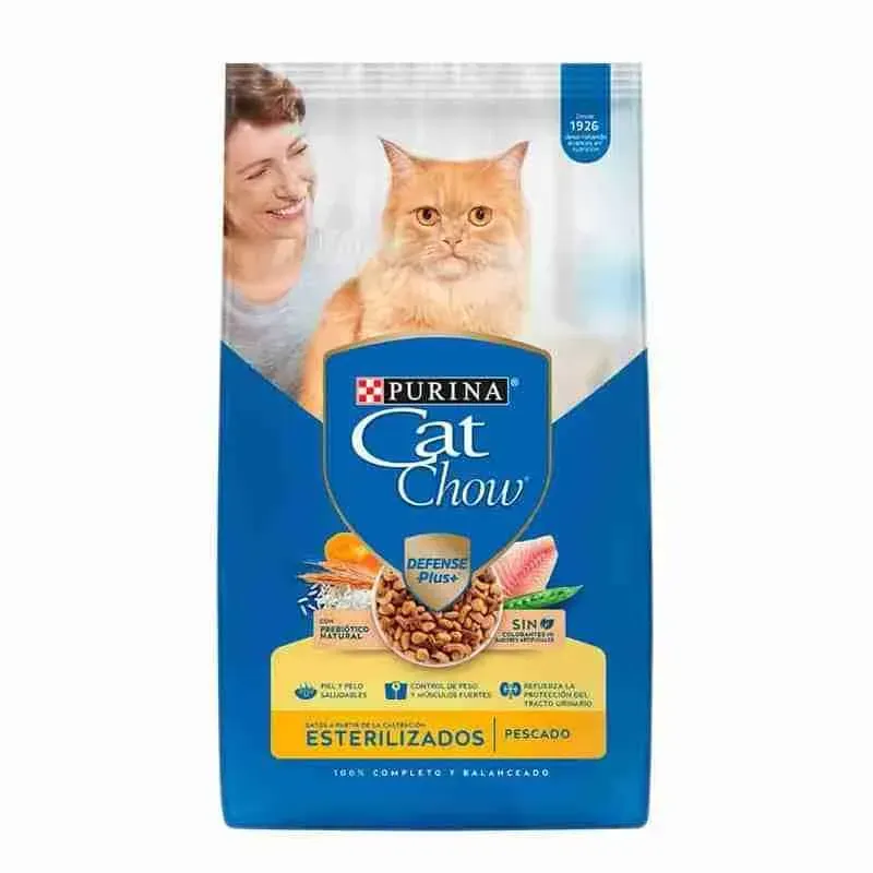 Bolsa de comida para gatos Purina Cat Chow Esterilizados con un gato naranja y envase azul.
