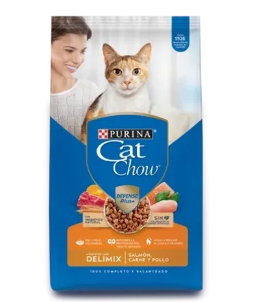 Bolsa de comida seca para gatos Purina Cat Chow con foto de gato y etiqueta de sabor a naranja y salmón.